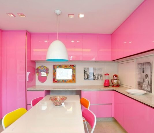 Primavera em casa: cores e natureza renovam ambientes com linha Ornare Linha Stripe da Ornare utiliza o rosa como referência aos ipês da primavera (Foto: Divulgação/Ornare)