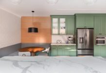 8 dicas para usar cor na decoração sem medo de errar em casa Marcenaria colorida pode ser usada como ponto de cor na cozinha (Foto: Fernando Crescenti)