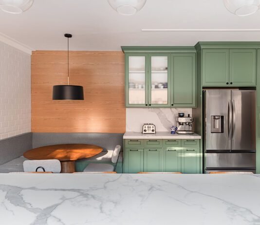 8 dicas para usar cor na decoração sem medo de errar em casa Marcenaria colorida pode ser usada como ponto de cor na cozinha (Foto: Fernando Crescenti)