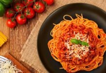 Como fazer spaguetti ao ratatouille com legumes e queijo feta Spaguetti ao ratatouille combina massa, legumes, molho de tomate e queijo feta (Foto: Divulgação/Adria)