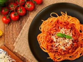 Como fazer spaguetti ao ratatouille com legumes e queijo feta Spaguetti ao ratatouille combina massa, legumes, molho de tomate e queijo feta (Foto: Divulgação/Adria)