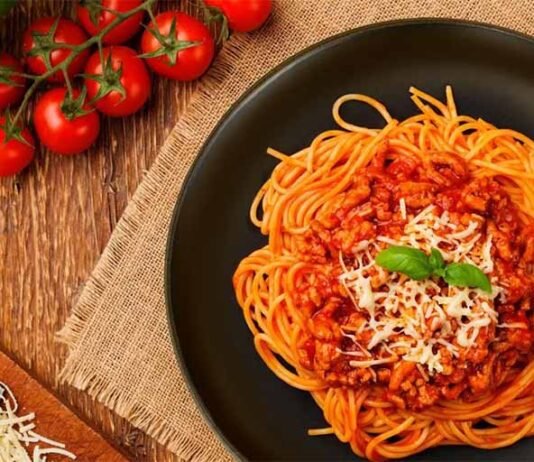 Como fazer spaguetti ao ratatouille com legumes e queijo feta Spaguetti ao ratatouille combina massa, legumes, molho de tomate e queijo feta (Foto: Divulgação/Adria)