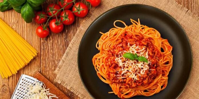 Spaguetti ao ratatouille combina massa, legumes, molho de tomate e queijo feta (Foto: Divulgação/Adria)