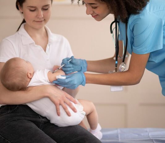 Anvisa amplia vacina contra meningite para bebês a partir de 6 semanas Anvisa ampliou a indicação da vacina MenQuadfi para crianças a partir de 6 semanas (Foto: Magnific)