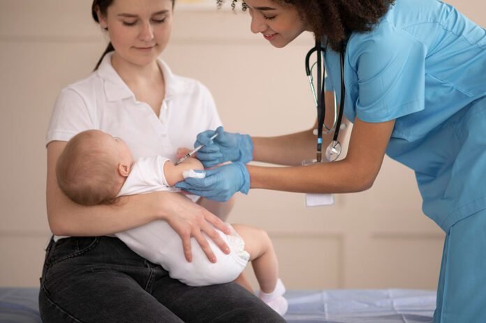 Anvisa ampliou a indicação da vacina MenQuadfi para crianças a partir de 6 semanas (Foto: Magnific)