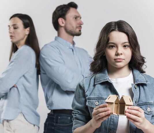 Guarda compartilhada: quem fica com os filhos no Dia das Crianças? Guarda compartilhada não determina divisão automática do Dia das Crianças entre os pais (Foto: Magnific)