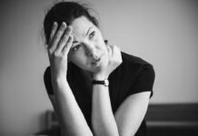 Sobrecarga mental: saiba identificar sinais de esgotamento nas mulheres Sobrecarga mental feminina envolve o acúmulo de responsabilidades domésticas, profissionais e familiares (Foto: Magnific)